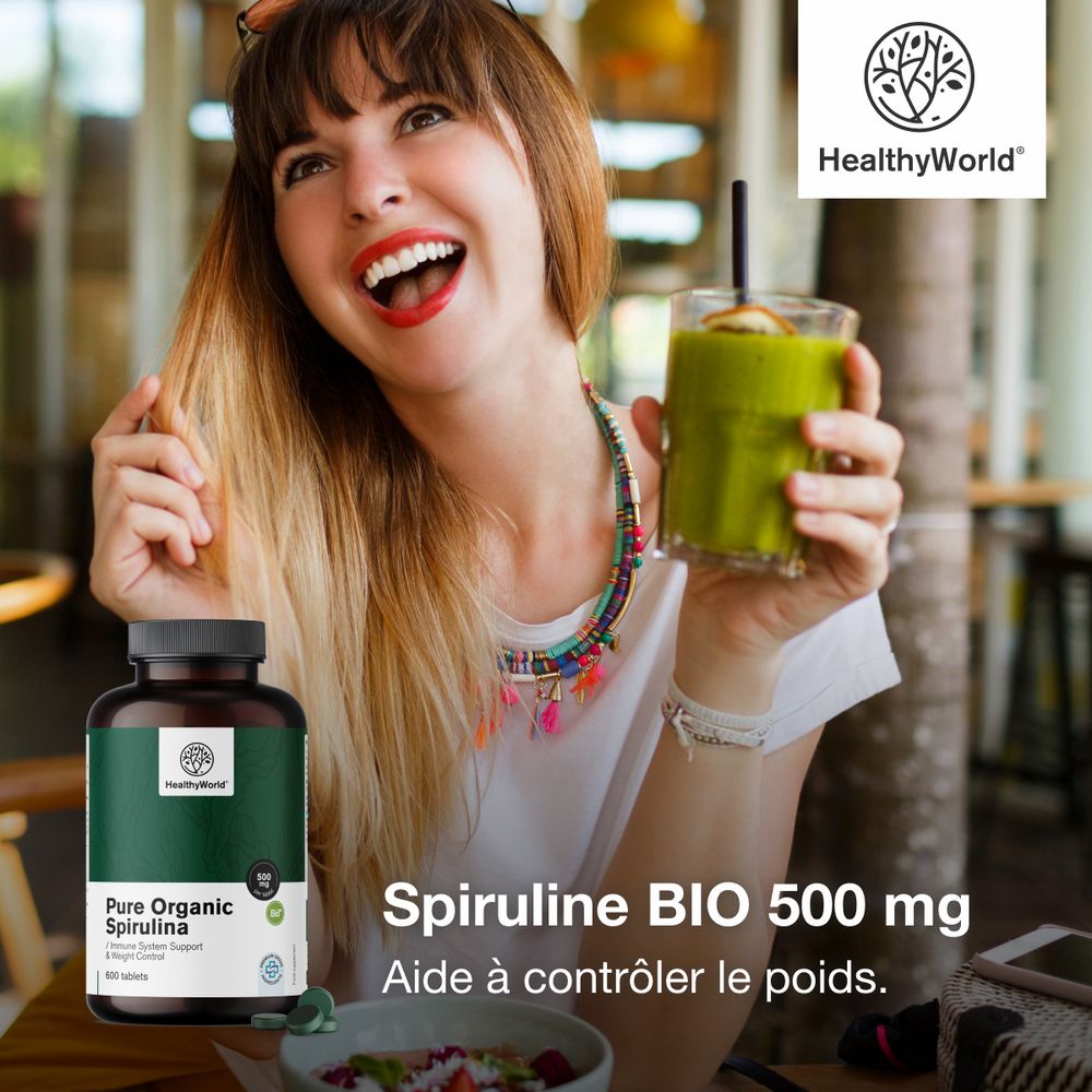 Femme avec verre de smoothie et flacon Spiruline BIO 500 mg. Découvrez le pouvoir de la superalgue.