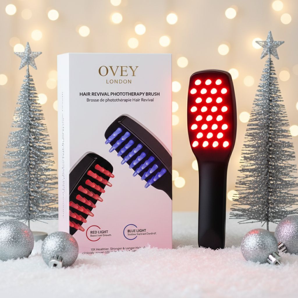 Brosse à cheveux avec lumière rouge et emballage. Emballage avec image du produit et texte. Décoration avec décorations de Noël.