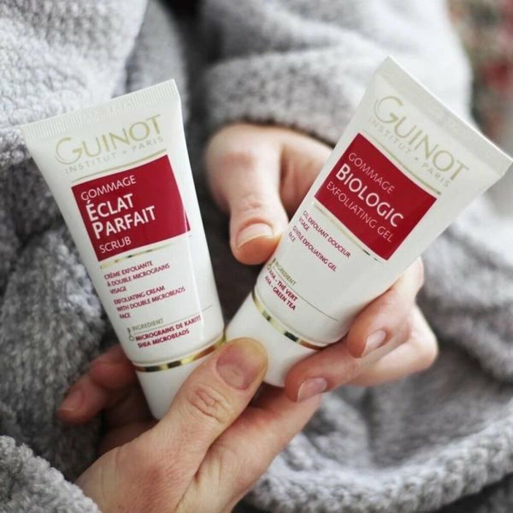 Deux tubes dans les mains. Inscription: Guinot, Gommage Eclat Parfait, Scrub et Gommage Biologic.