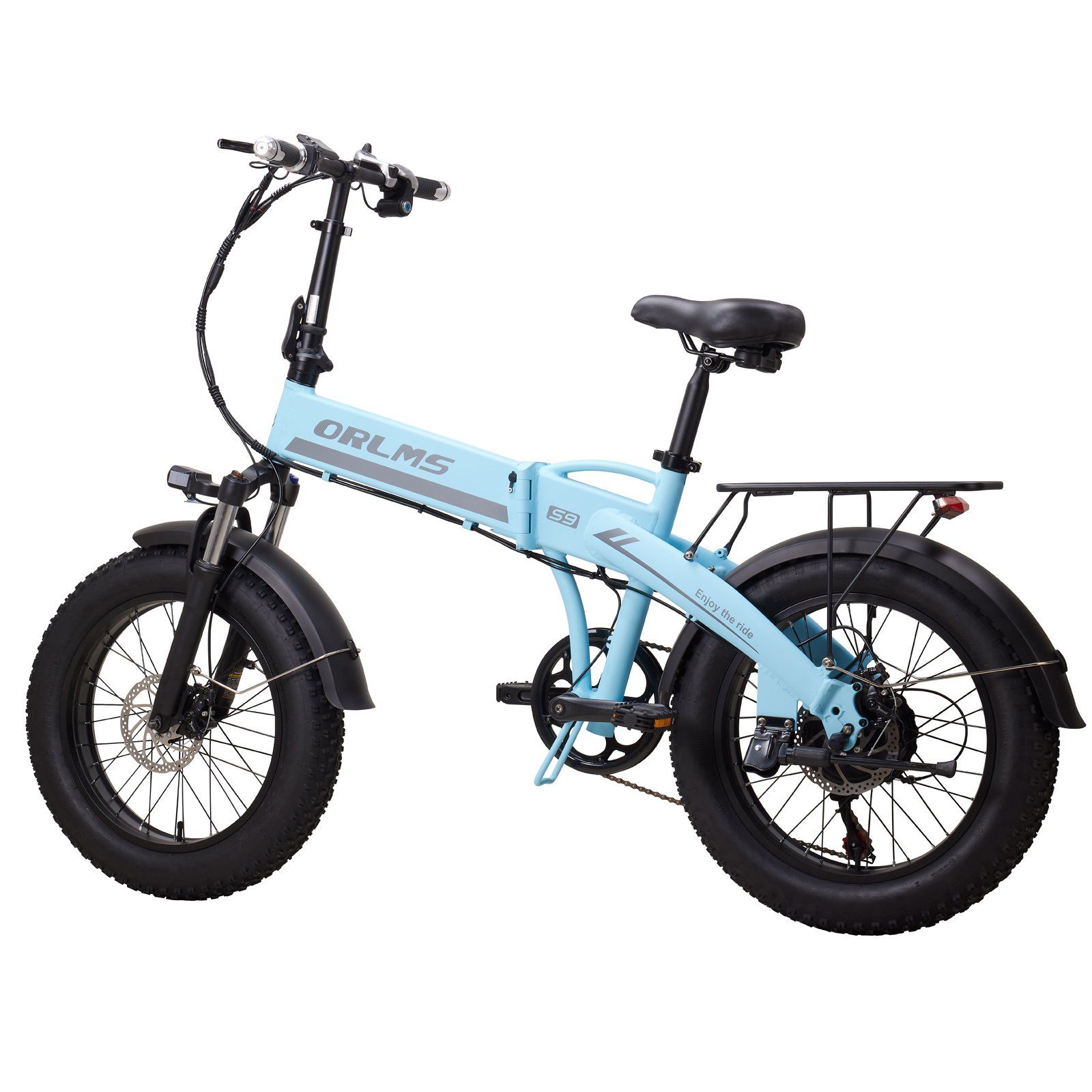 Vélo électrique pliable bleu clair, vue latérale. Pneus larges, détails noirs, porte-bagages. Logo ORLMS.