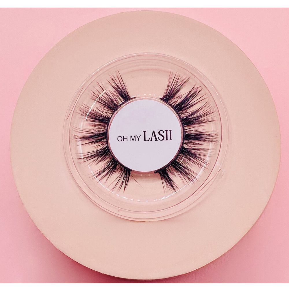 Faux cils dans un emballage transparent. Inscription : OH MY LASH.