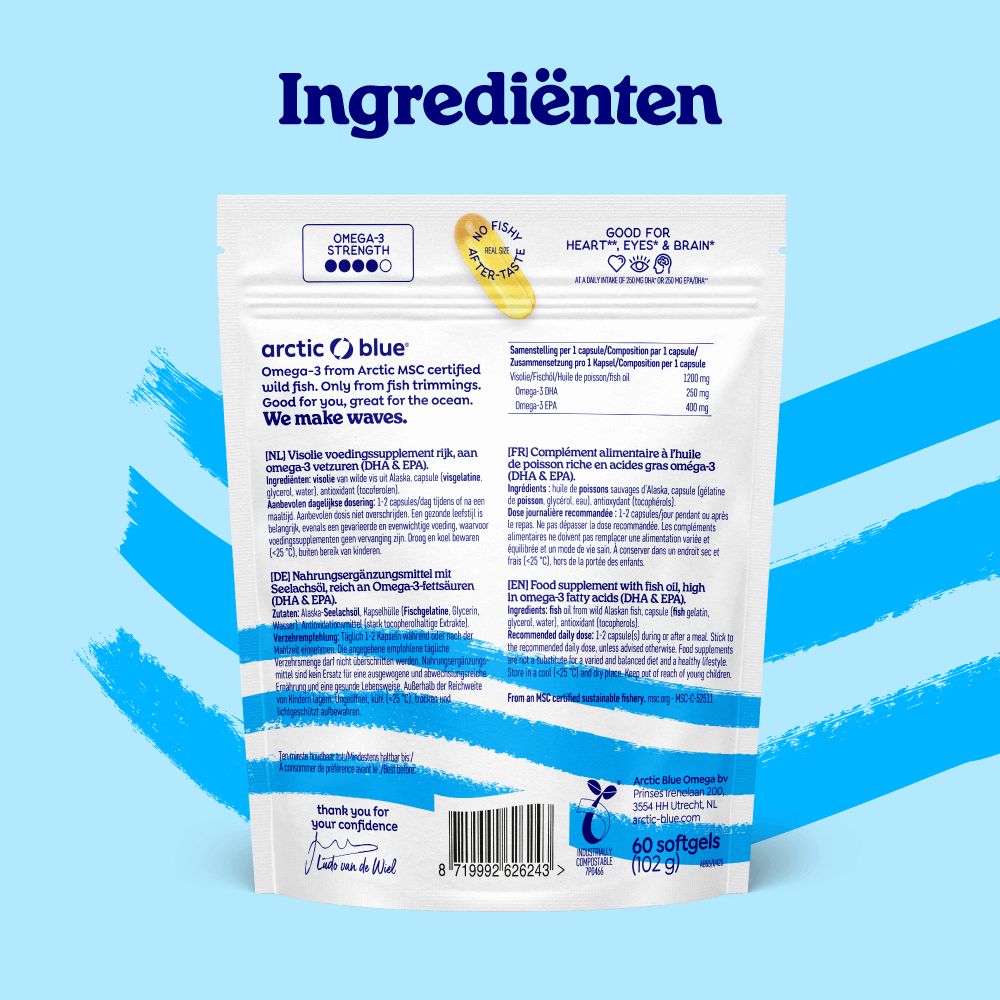 Hand houdt een Arctic Blue Omega 3 visolie capsule vast, met drie andere capsules en een glas.