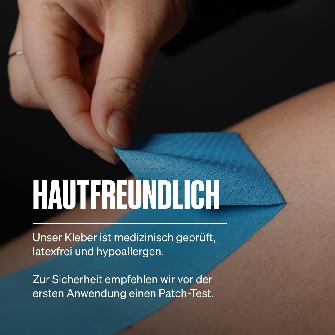 Blauwe kinesiologie tape wordt op de huid aangebracht. Hypoallergene lijm, medisch getest.