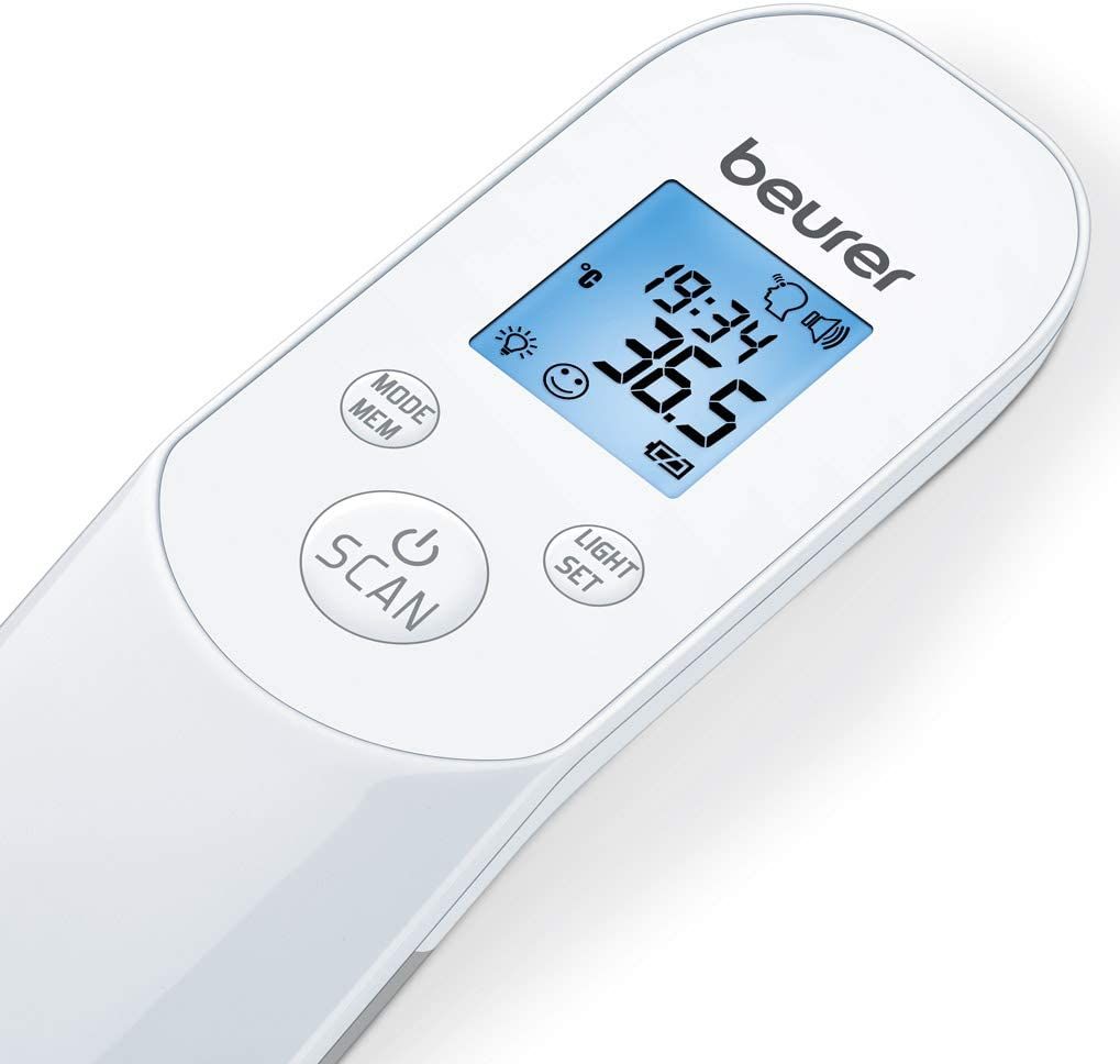 Close-up van een witte, digitale thermometer. Blauw display met temperatuurweergave, tijd en symbolen. Merk: Beurer.