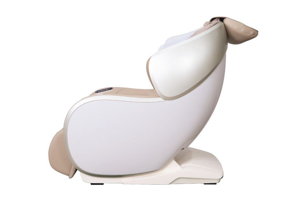 Fauteuil de massage, vue latérale. Assise et dossier beiges. Panneaux latéraux blancs. Repose-pieds intégré. Design arrondi.