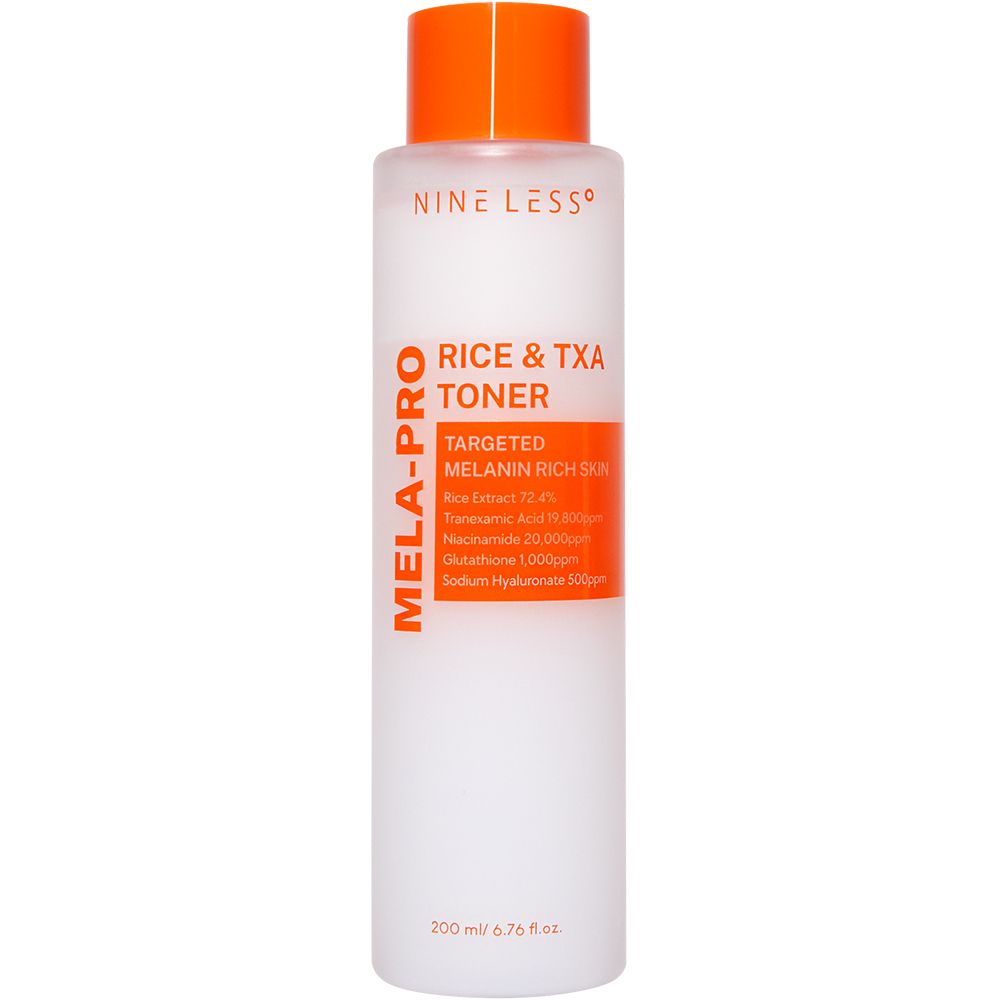 NINE LESS Mela-Pro Rice & TXA Toner fles, wit met oranje dop. Productnaam en ingrediënten duidelijk zichtbaar.