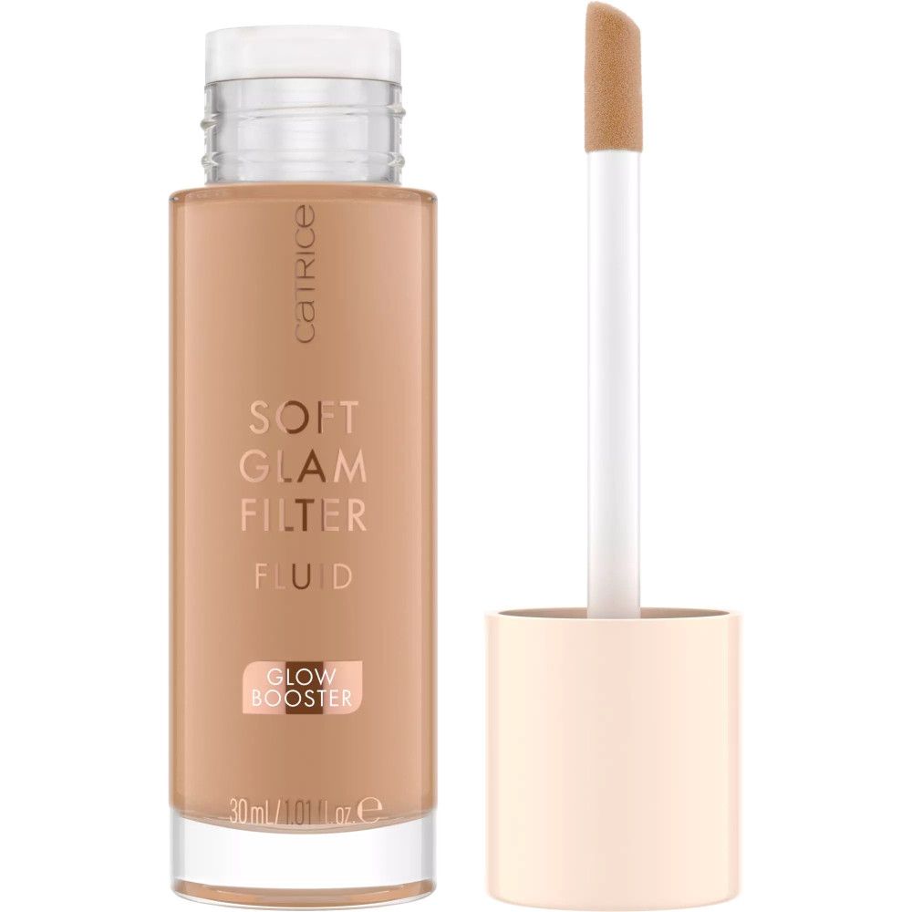 Flacon de liquide avec applicateur. Inscription : Soft Glam Filter Fluid, Glow Booster. Marque : Catrice.