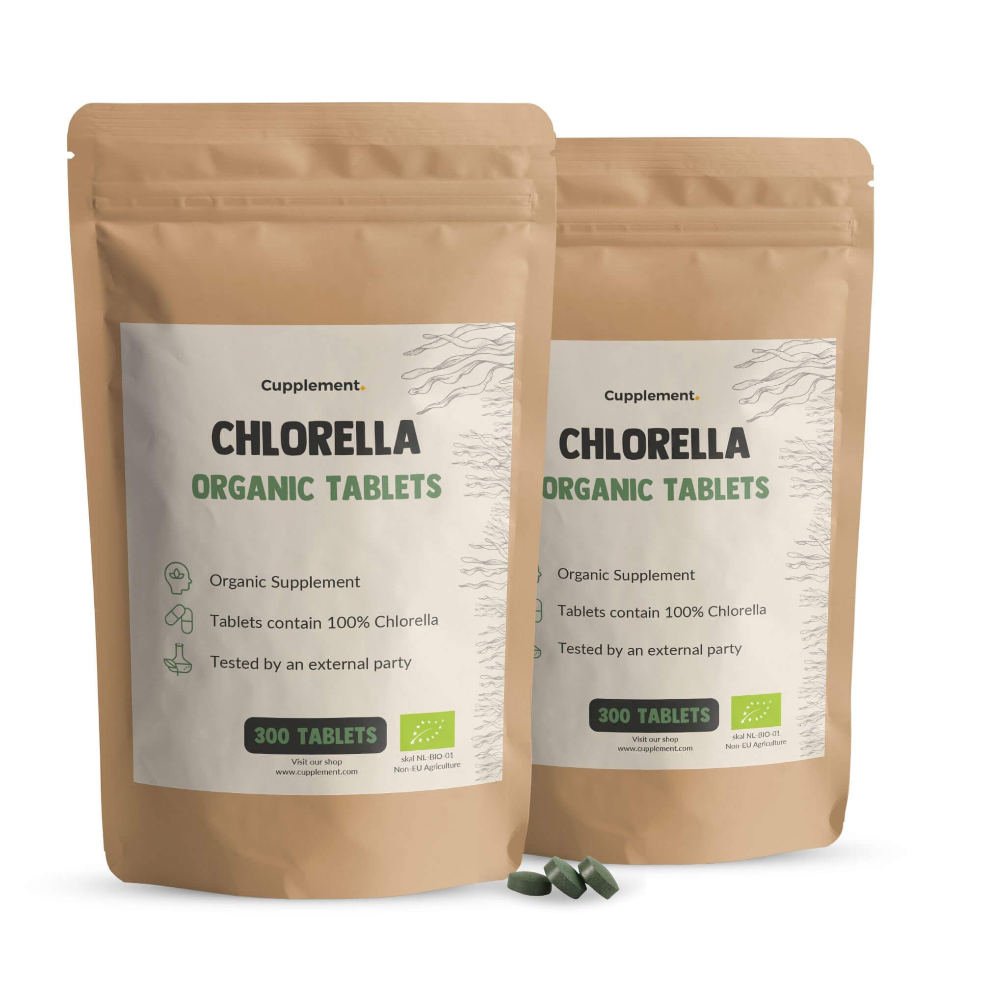 Twee zakken chlorella tabletten. Opschrift: Chlorella Organic Tablets, 300 tabletten. Bio-keurmerk.