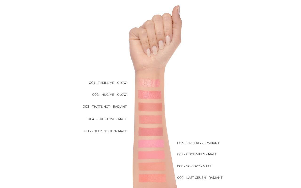 Arm met kleurstalen van blush-tinten. Verschillende roze tinten aangebracht op de huid.