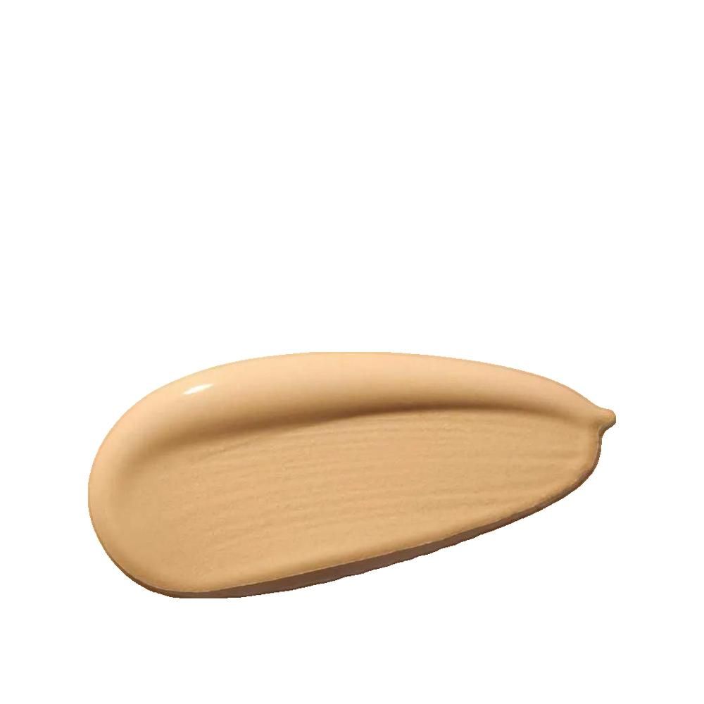 Échantillon de fond de teint clair. Texture crémeuse, forme ovale. Sur fond clair.