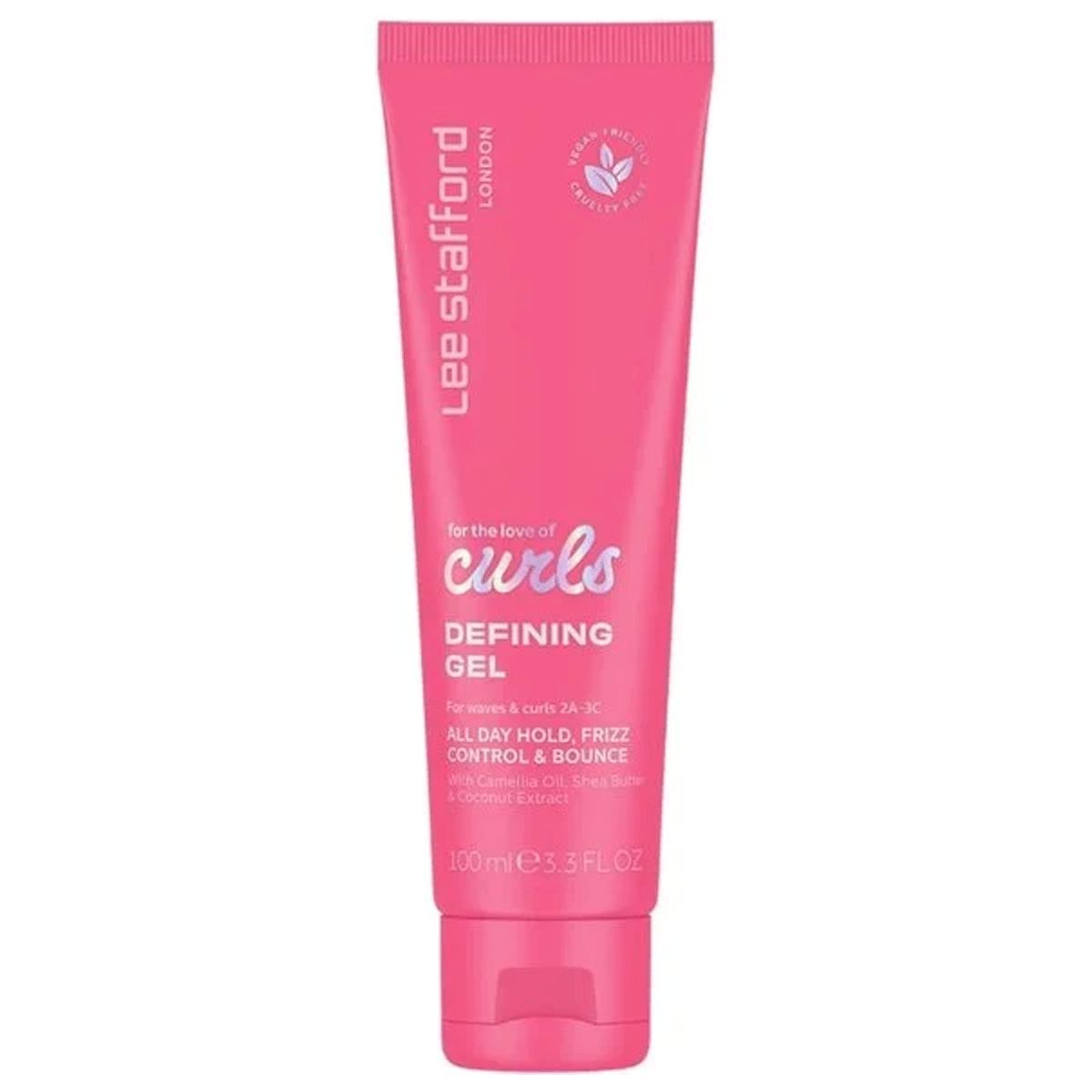Un tube rose de LEE STAFFORD For The Love Of Curls Defining Gel avec des informations produit et un volume de 100ml.