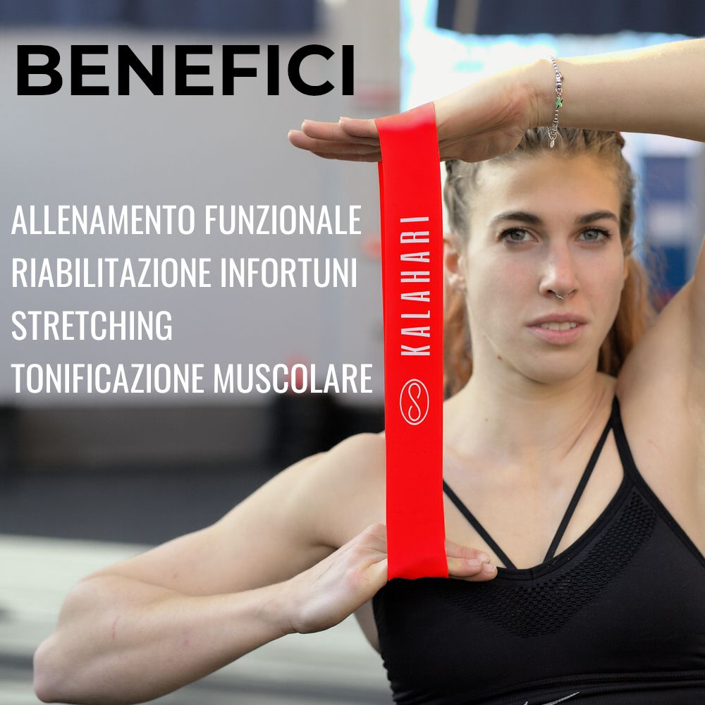 Vrouw houdt een rode KALAHARI fitness weerstandsband omhoog, voor functionele training.