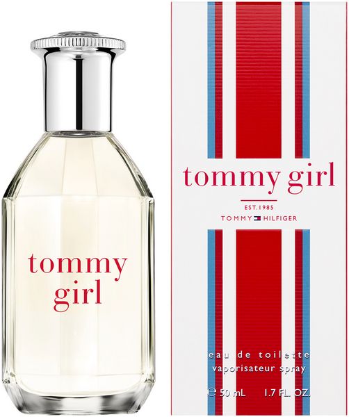 Glazen fles met zilveren dop en opschrift "tommy girl". Daarnaast een verpakking met rood, blauw en wit streepjespatroon.