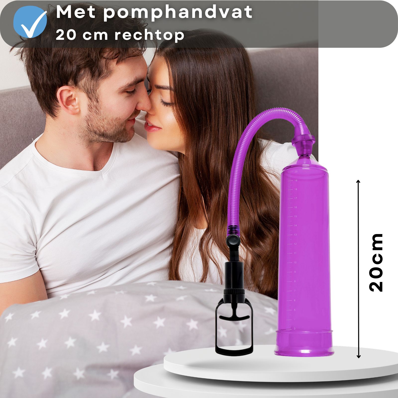 Paarse penis pomp met pomphendel en slang. Cilinder met schaalverdeling. Zwarte handgreep. Koppel in bed. 20cm.