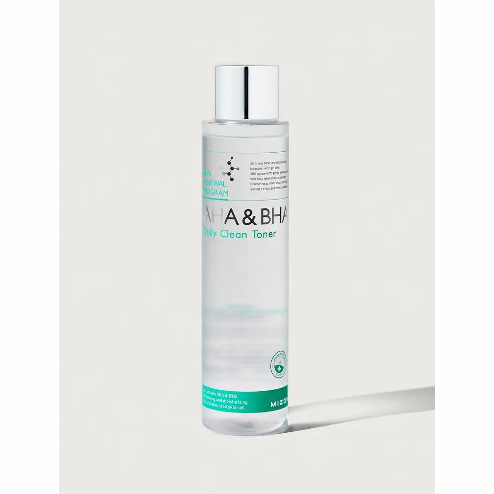 Transparante gezichtstoner in cilindrische fles met zilveren dop. Tekst: AHA & BHA Daily Clean Toner. Groen-wit etiket.