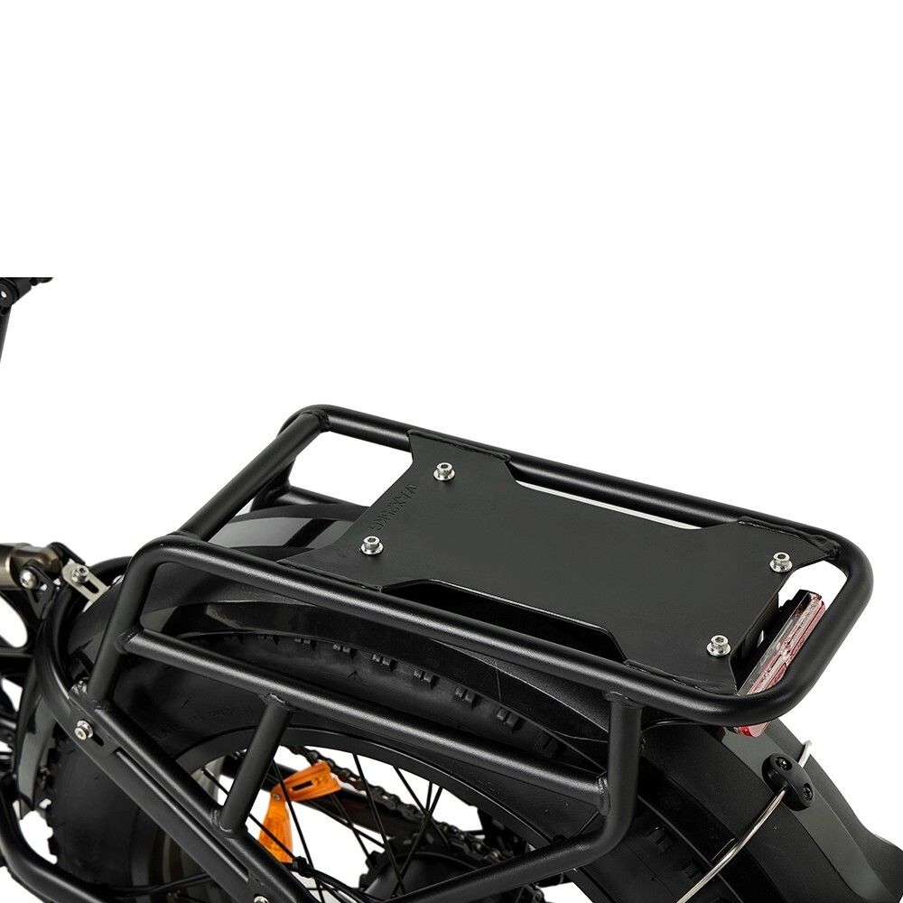 Porte-bagages noir d'un vélo électrique. Forme rectangulaire, avec points de fixation.