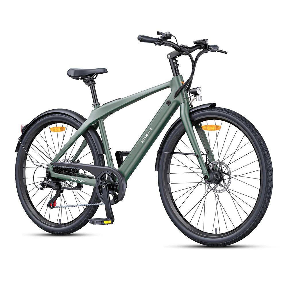 Groene elektrische fiets met zwarte banden en spatborden. Zichtbare onderdelen: zadel, stuur, pedalen, ketting, remmen en verlichting.