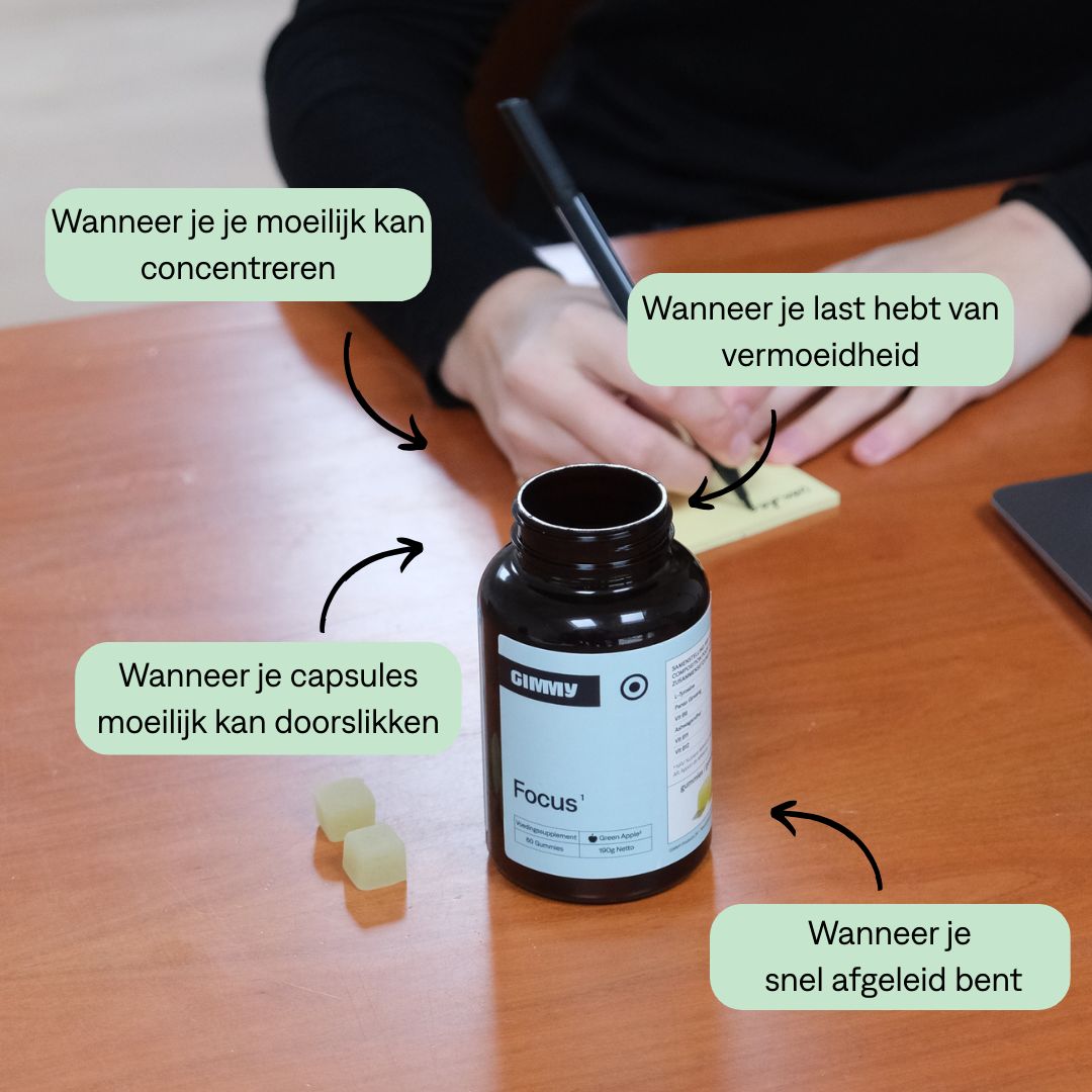 GIMMY Focus Gummies. Persoon schrijft notities. Fles en gummies op tafel. Tekst: concentratieproblemen, vermoeidheid.