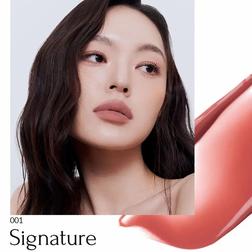 Vrouw met lipmake-up. Daarnaast een kleurvlek. Tekst: 001 Signature.