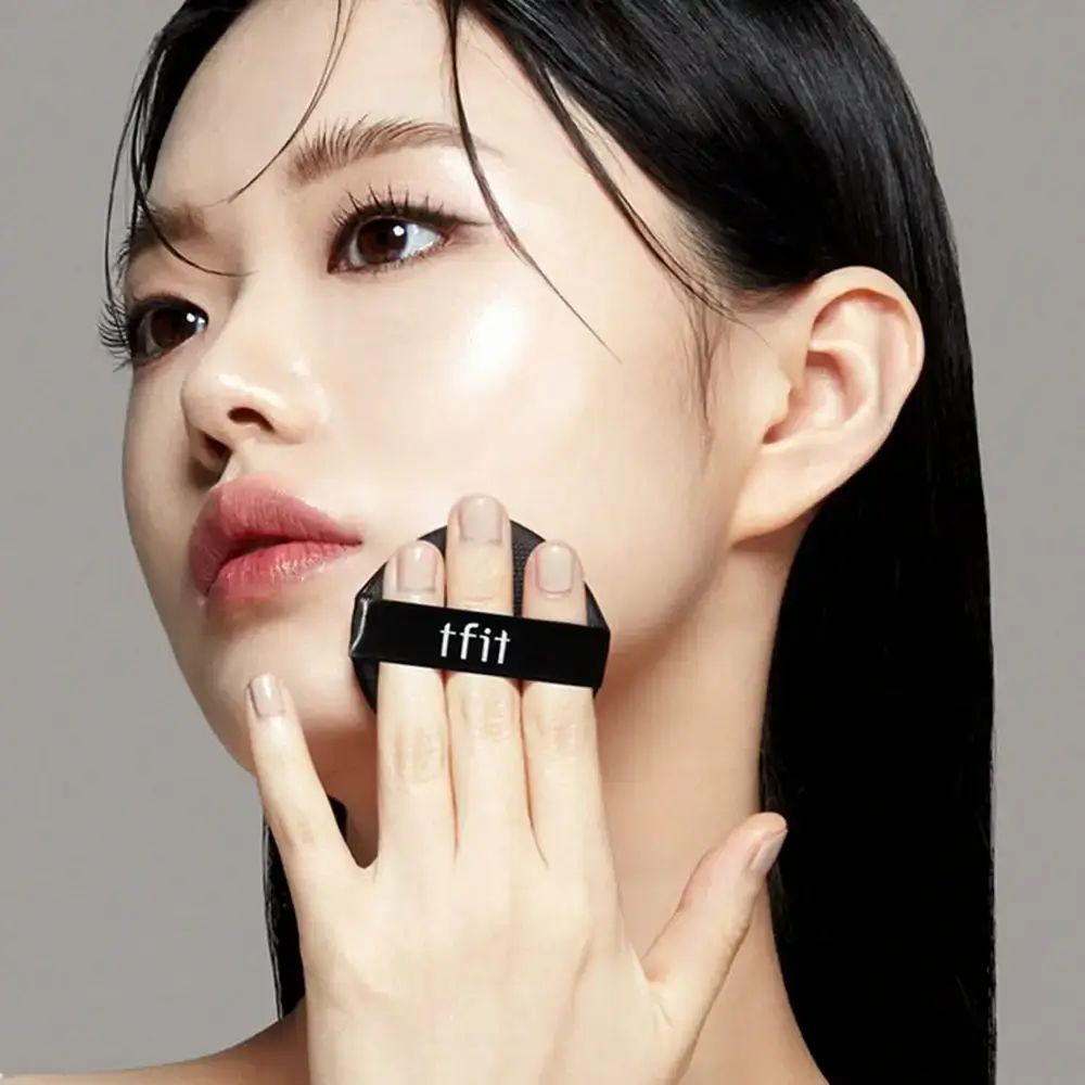 Persoon houdt een zwarte applicator met TFIT-tekst vast. Applicator raakt de huid.