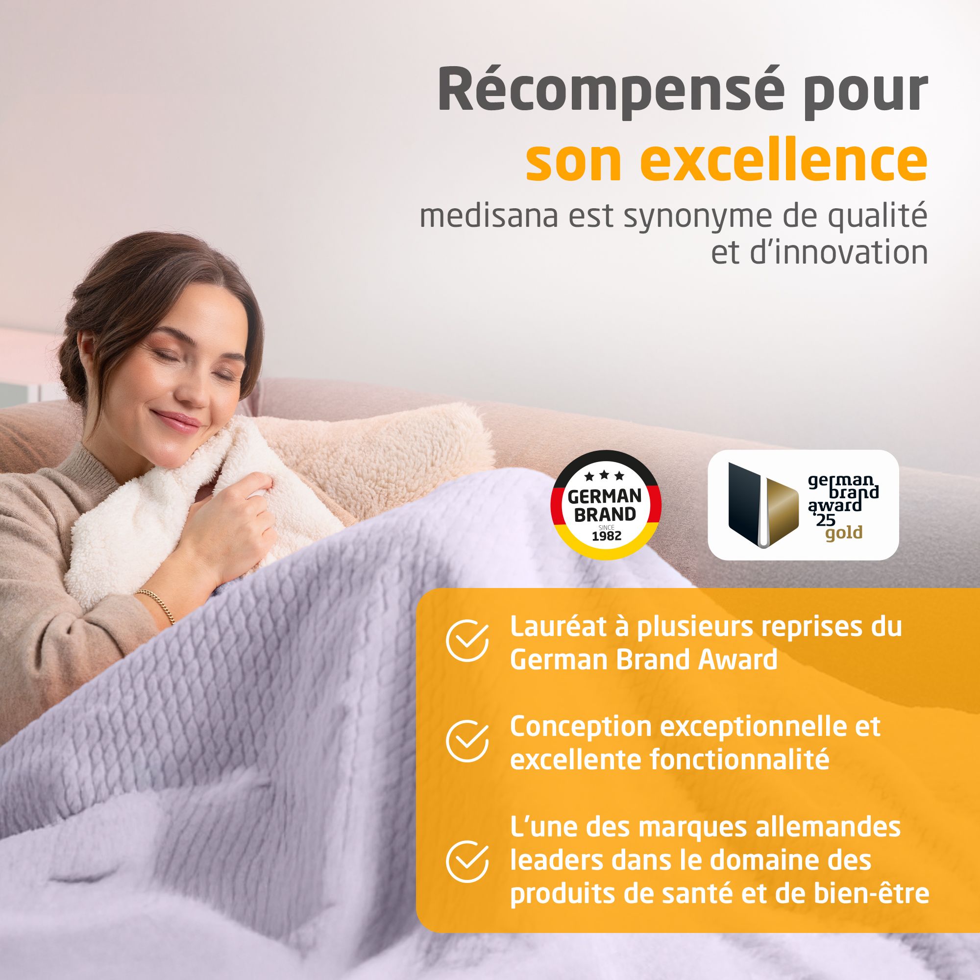 Femme avec couverture chauffante lilas clair. Surface douce. Coutures fines. Finition de qualité. Gros plans sur le matériau.