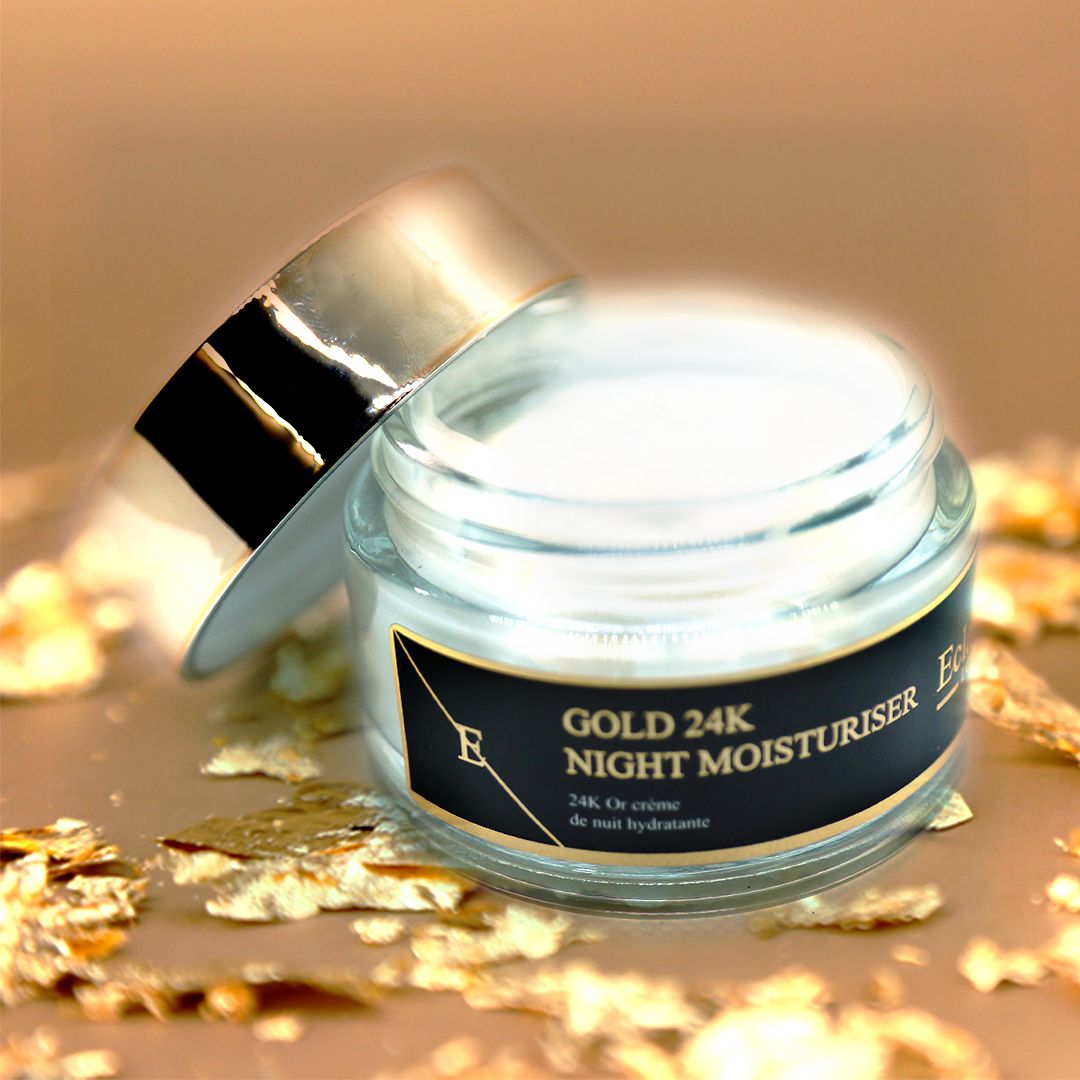 Pot de crème avec couvercle doré, ouvert. Inscription : GOLD 24K NIGHT MOISTURISER. Entouré de feuilles d'or.