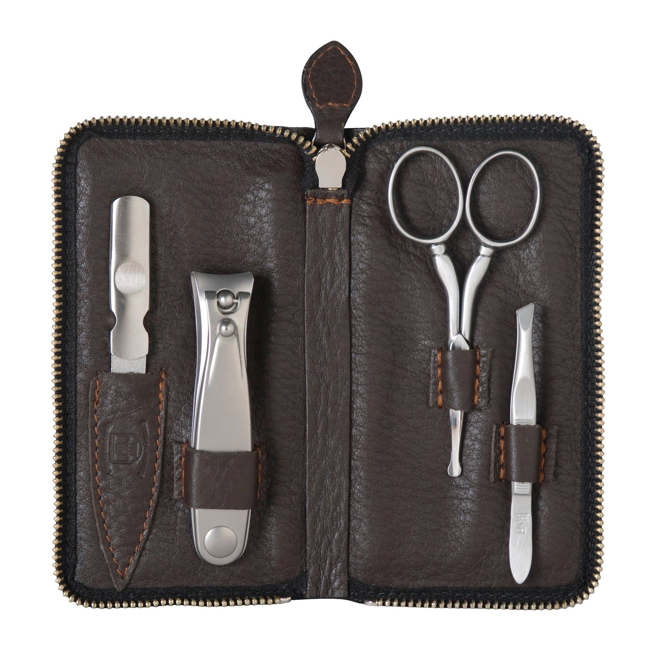 Manicure set in bruin lederen etui. Bevat nagelschaar, nagelknipper, pincet en huidschaar. Ritssluiting.