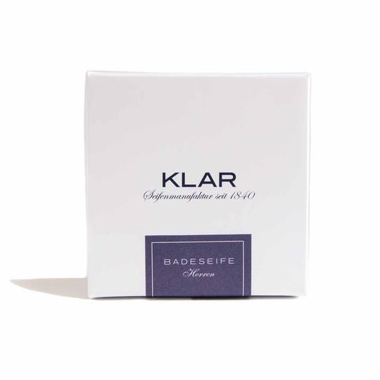 Emballage blanc avec le logo KLAR. En dessous, "Seifenmanufaktur seit 1840". Une étiquette violette indique "BADESEIFE Herren".