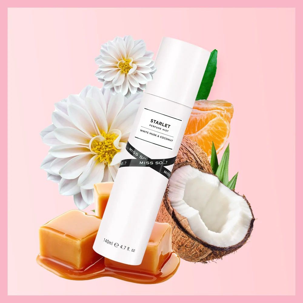 Brume parfumée blanche avec étiquette noire, entourée de fleurs, noix de coco et caramel. Texte: STARLET, MISS SO...?.