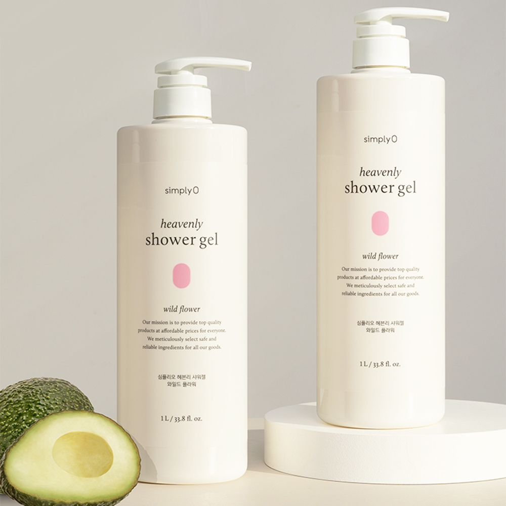 Deux flacons beiges avec pompes blanches. Inscription: heavenly shower gel, wild flower. Icône fleur rose. Texte anglais et coréen. 1L/33.8 fl. oz. Avocats.