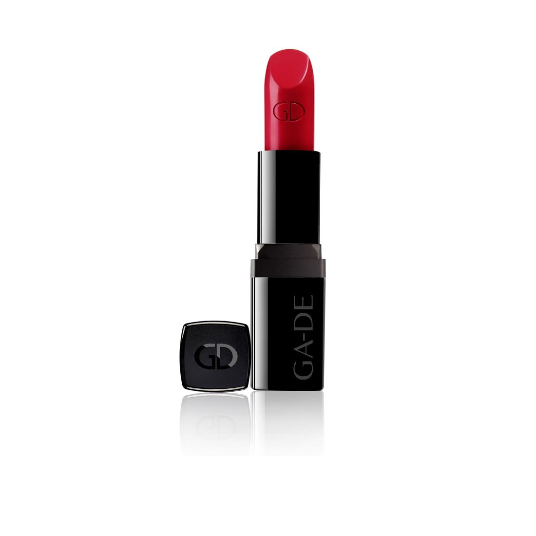 Rouge à lèvres rouge avec étui et capuchon noirs. Le nom "GA-DE" est visible sur l'étui. Le capuchon et le rouge à lèvres ont un logo.