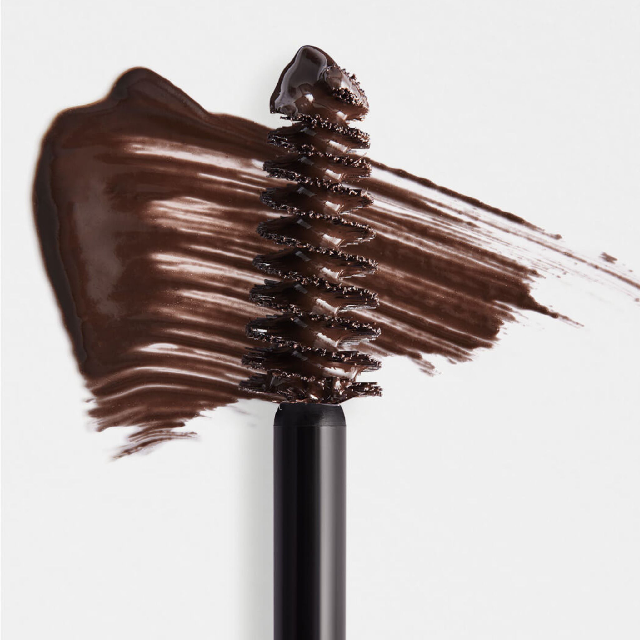 Gel pour sourcils brun foncé appliqué sur un applicateur brosse.