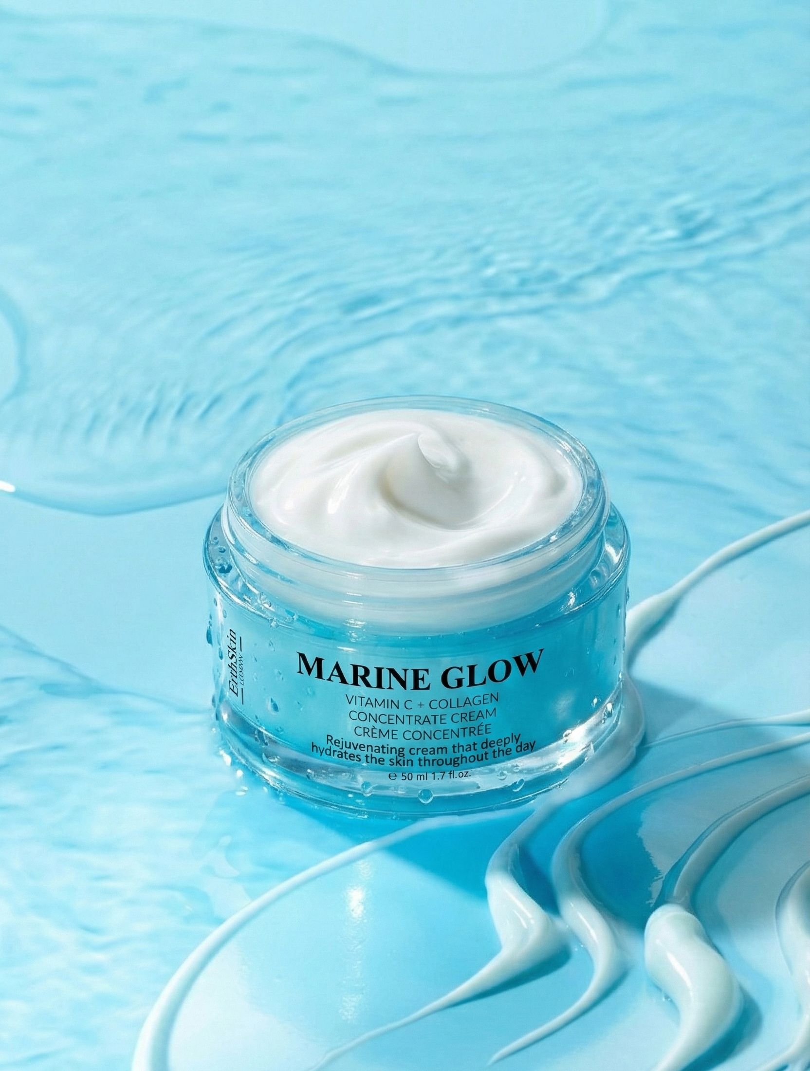 Open glazen pot met witte crème. Opschrift: Marine Glow Vitamin C + Collagen Concentrate Cream. Op blauwe achtergrond.