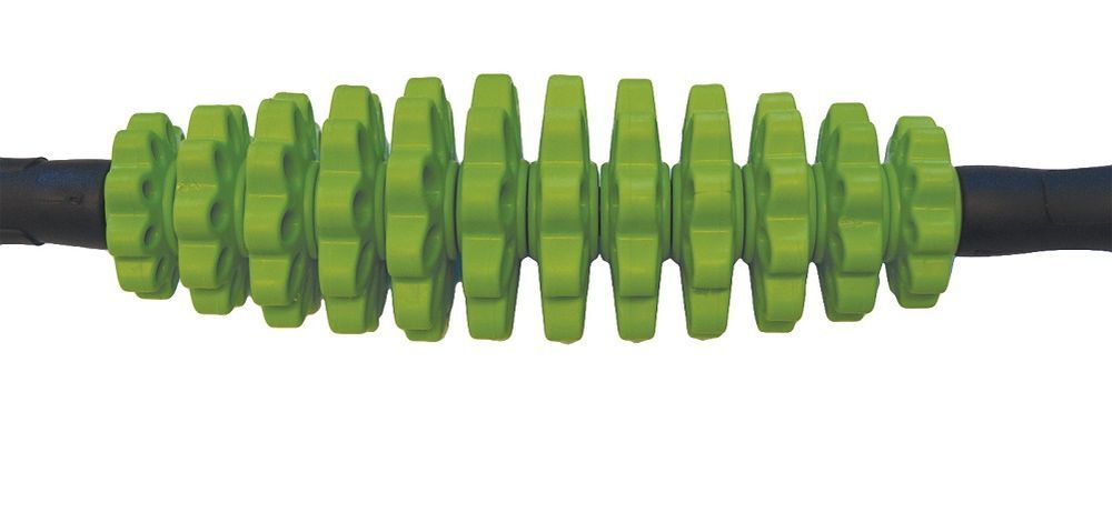 Rouleau de massage vert avec poignées. Le rouleau comporte des éléments en forme de roue dentée. Poignées noires aux deux extrémités.