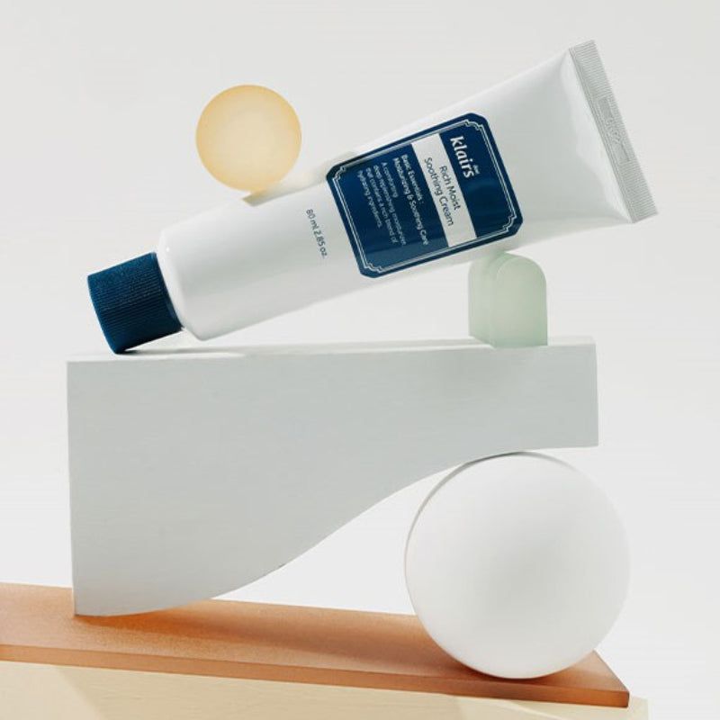 Witte tube met blauwe dop. Opschrift: klairs Rich Moist Soothing Cream. Op sokkel geplaatst.