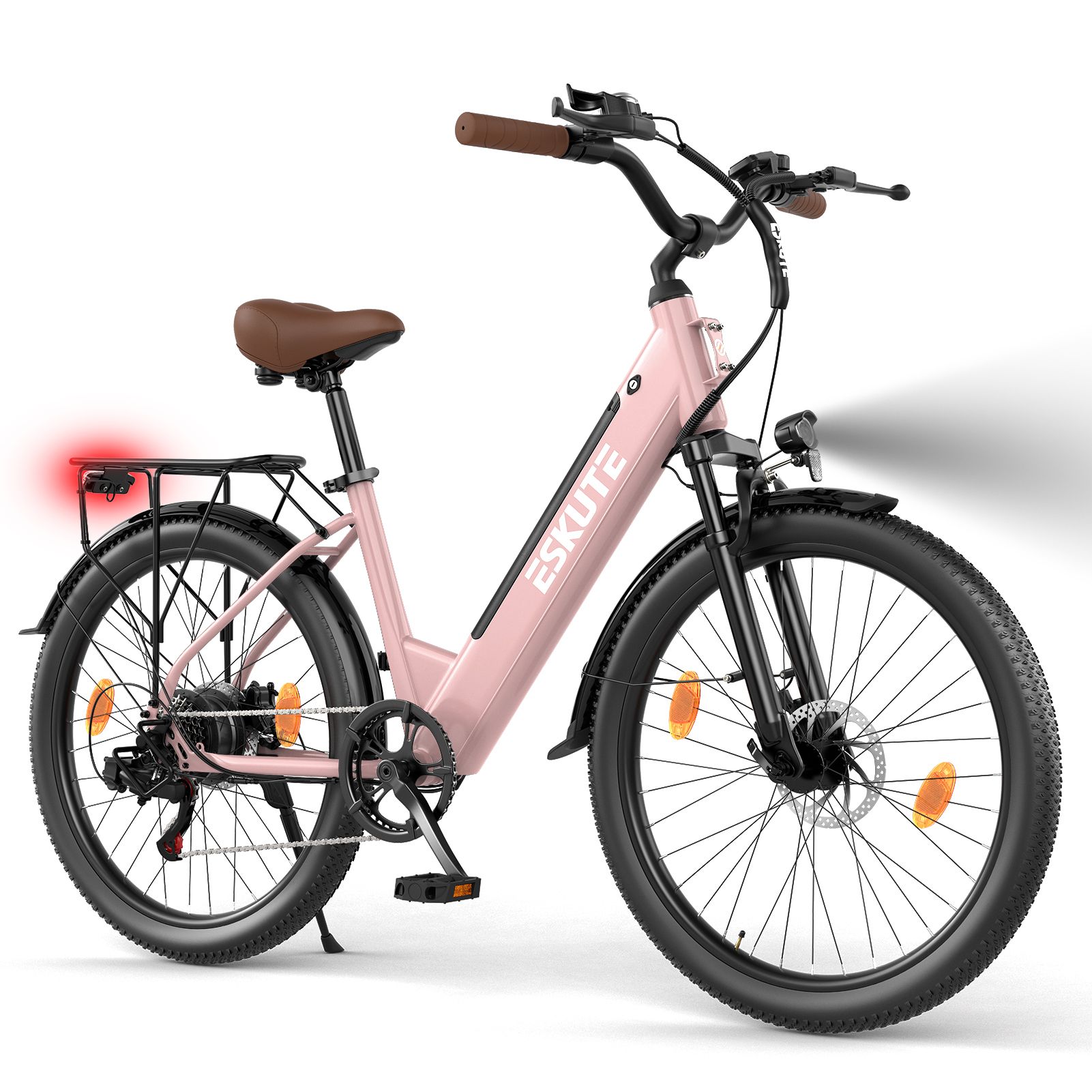 Roze elektrische fiets met zwart frame. Bagagerek, bruin zadel en stuur. Achterlicht en koplamp aan.