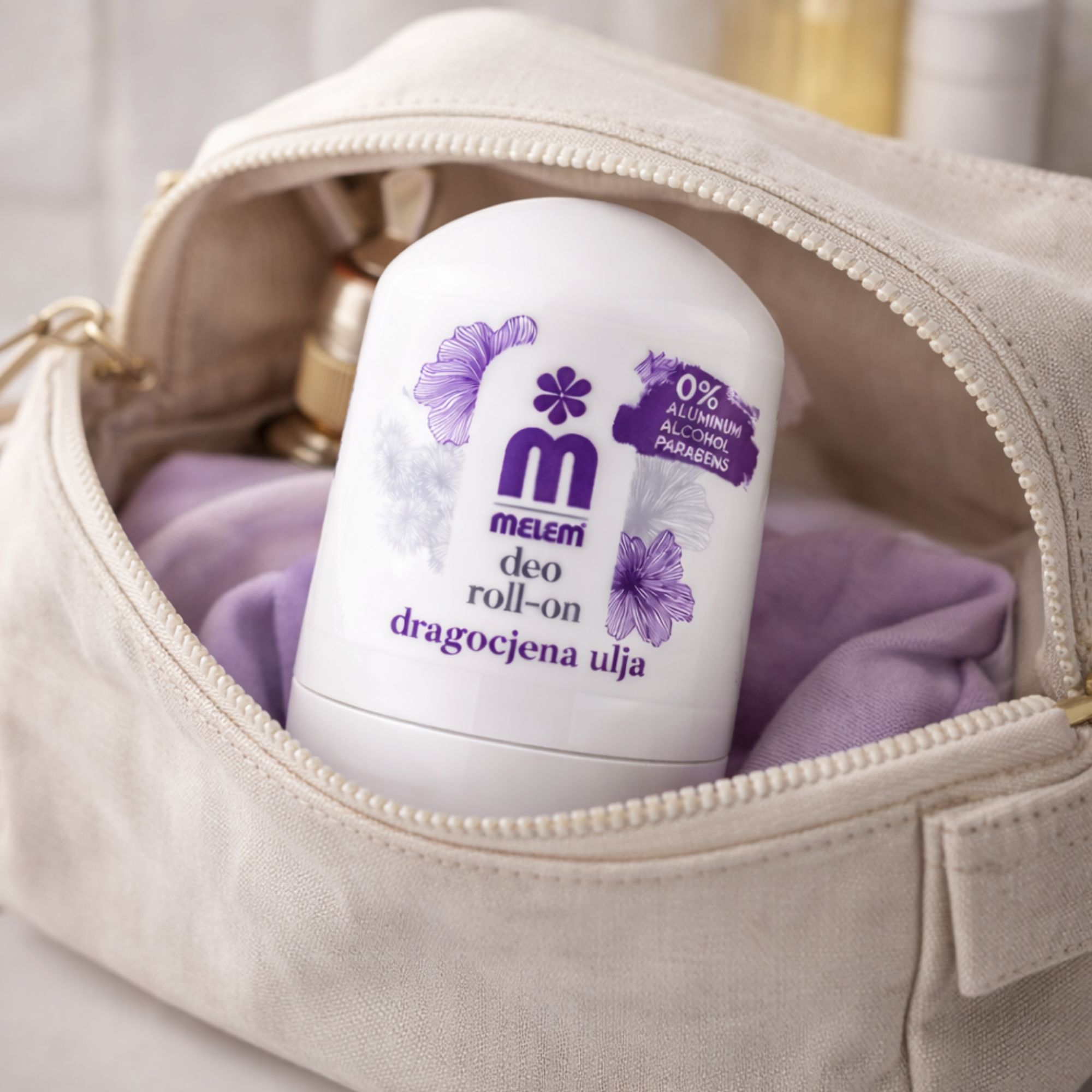 Roll-on blanc dans une trousse de toilette beige. Inscription: Melem Deo Roll-On. Tissu violet à côté.