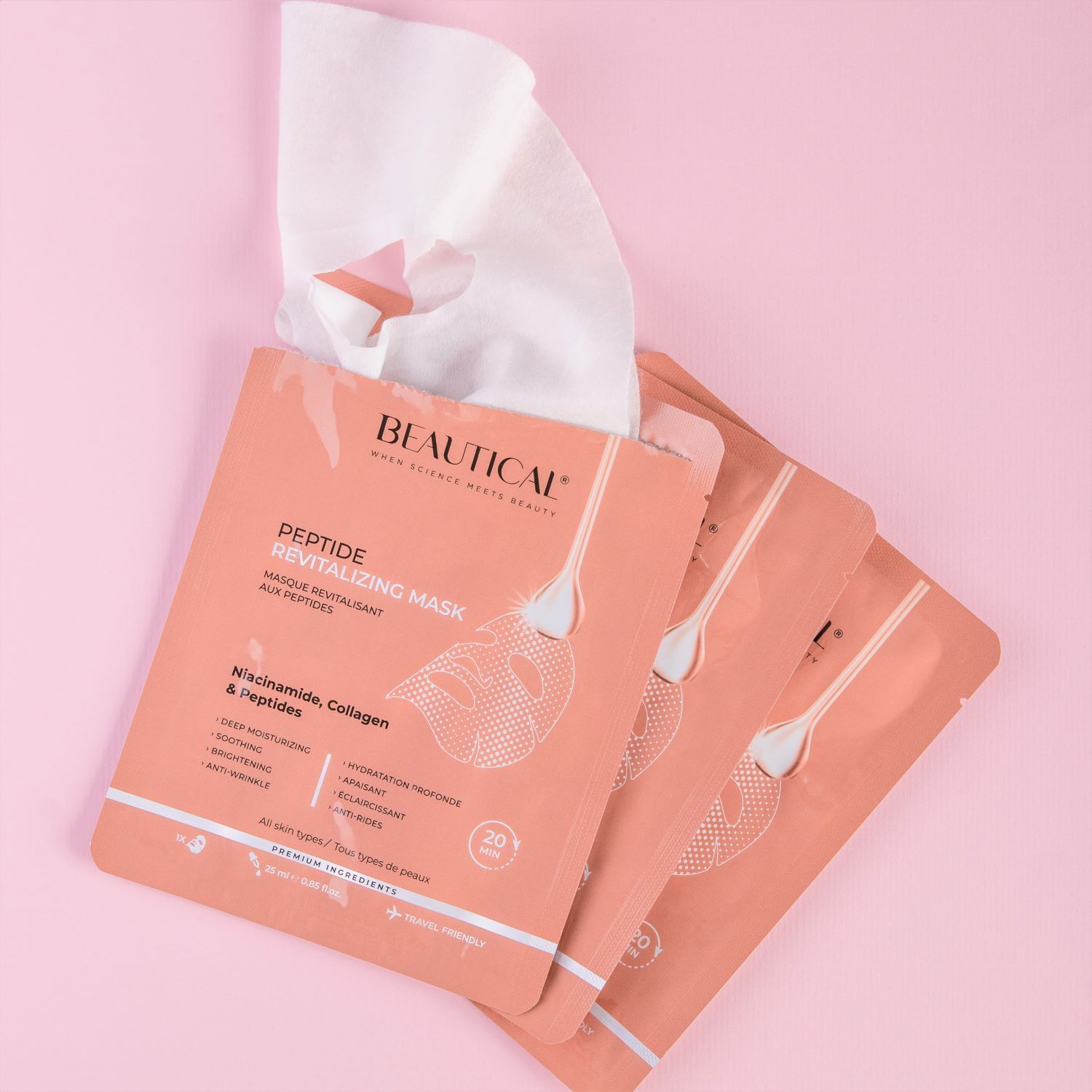 Drie Beautical Peptid Revitalizing Maskers op roze achtergrond. Tekst: Niacinamide, collageen & peptiden. Masker gedeeltelijk zichtbaar.