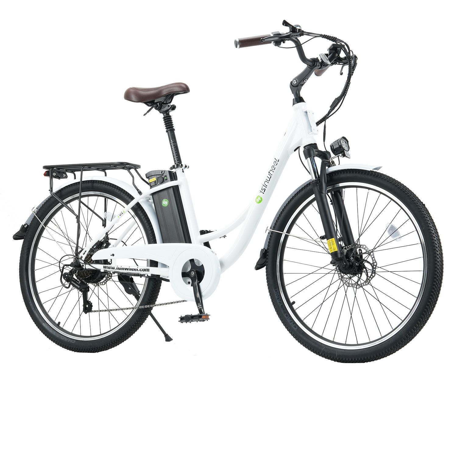 Witte elektrische fiets met bruin zadel, bagagerek en zwart frame. Koplamp en spatborden.