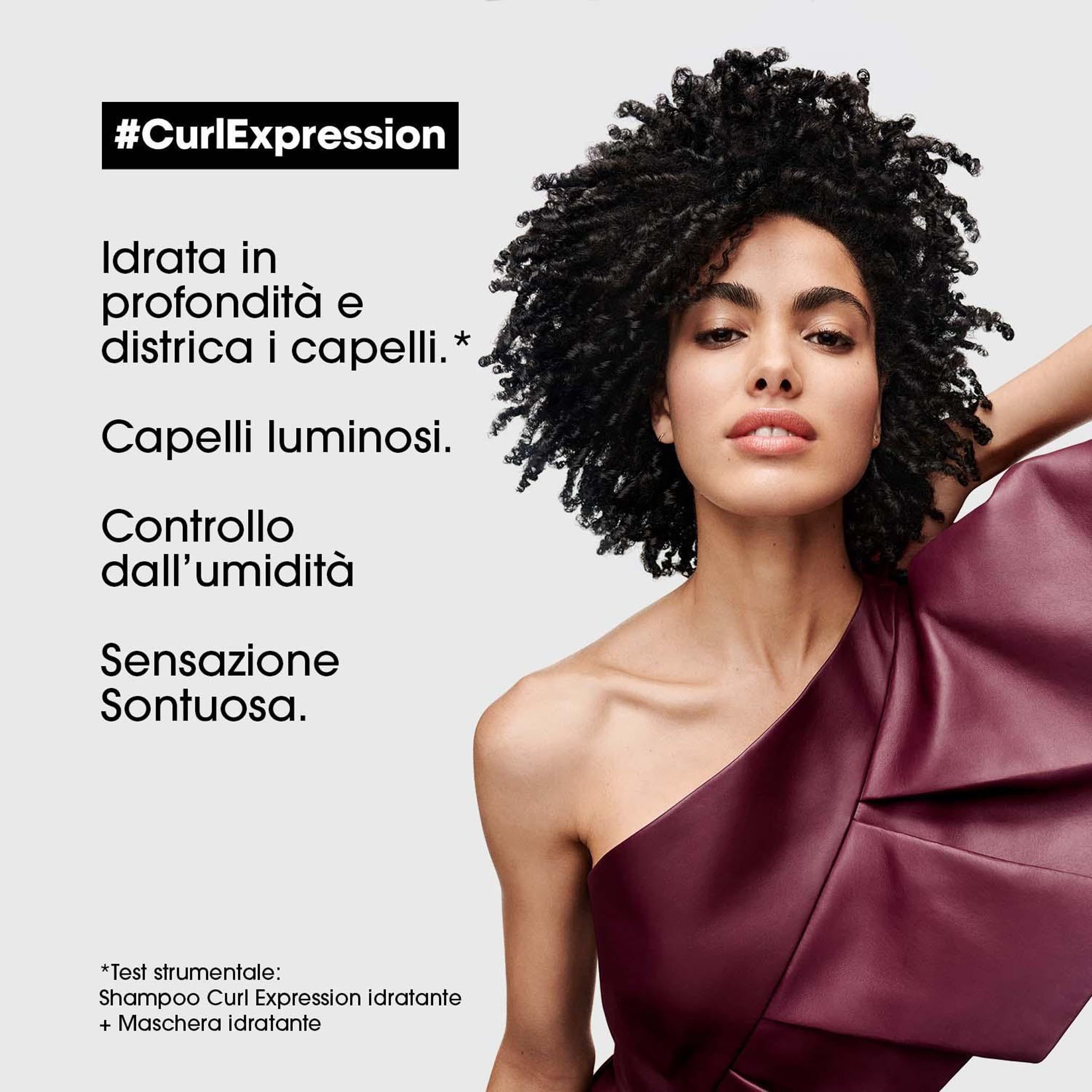 Femme aux cheveux bouclés. Texte: #CurlExpression, Idratata in profondità e districa i capelli. Capelli luminosi. Controllo dall'umidità. Sensazione sontuosa.