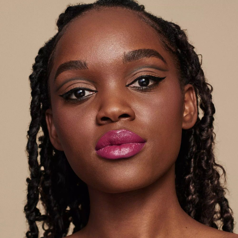 Portret van een vrouw met opgemaakte lippen. Donkerrode lipstick. Zwarte eyeliner.