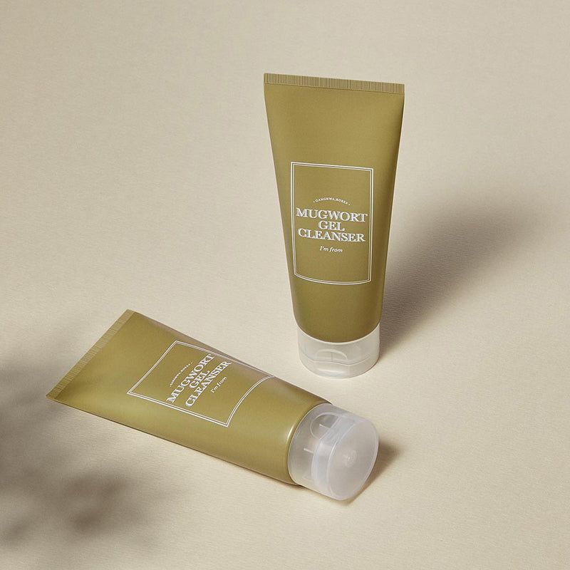 Twee groene tubes met wit etiket. Opschrift: MUGWORT GEL CLEANSER, I'm from. Transparante sluiting. Eén ligt.
