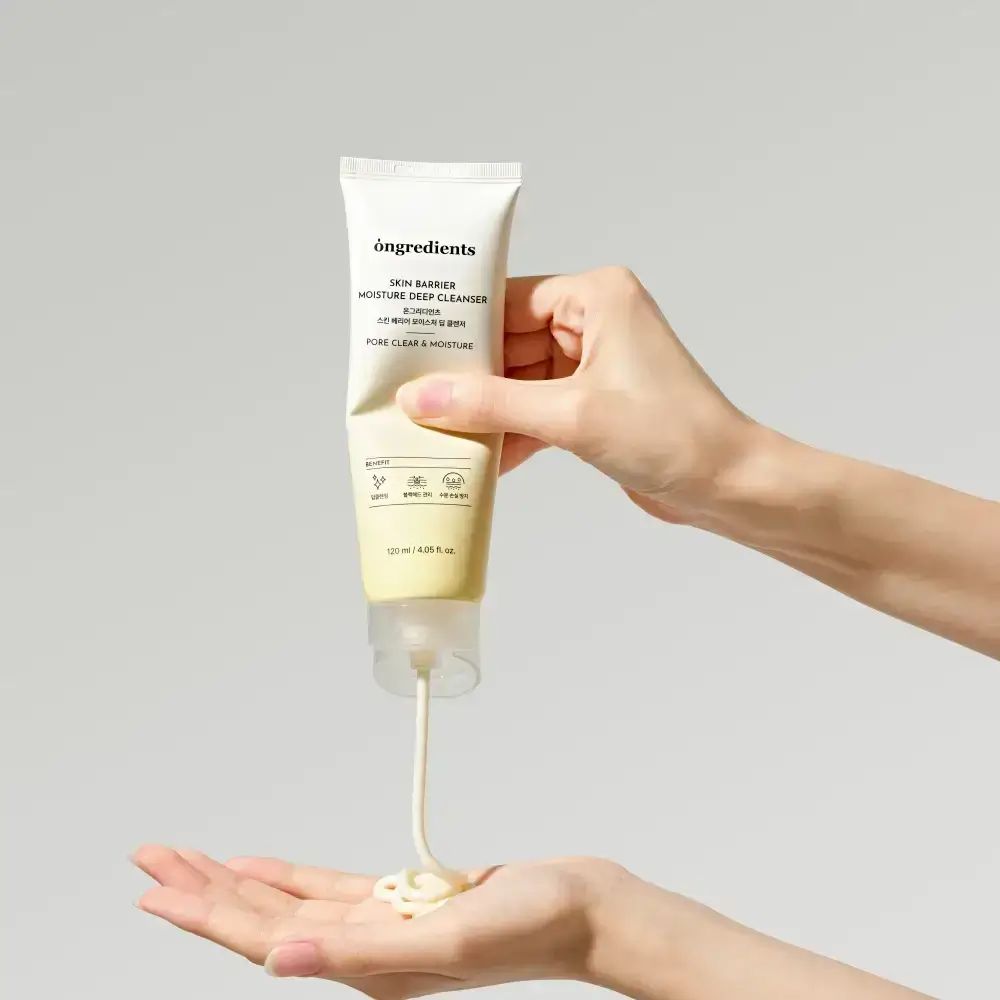Handen houden een tube vast. Product wordt op de handpalm gedrukt. Opschrift: Skin Barrier Moisture Deep Cleanser. 120 ml.