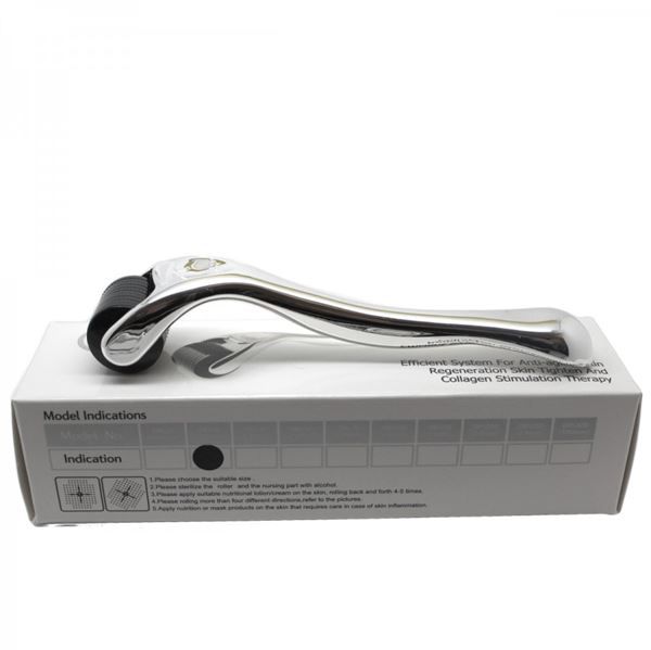 Derma roller met zilveren handvat en zwarte rolkop op de geopende productverpakking.