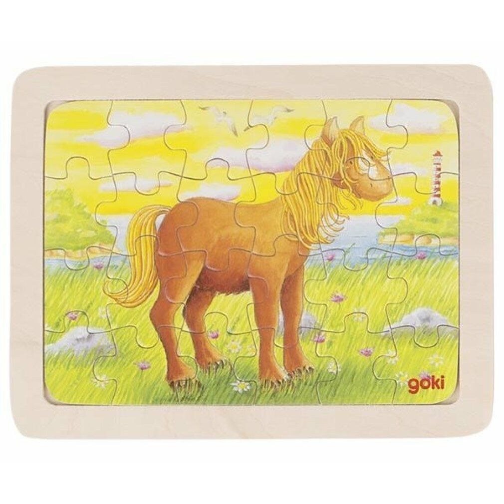 Houten puzzel met paard, 15 stukjes. Het paard staat in een weiland. Goki-logo.