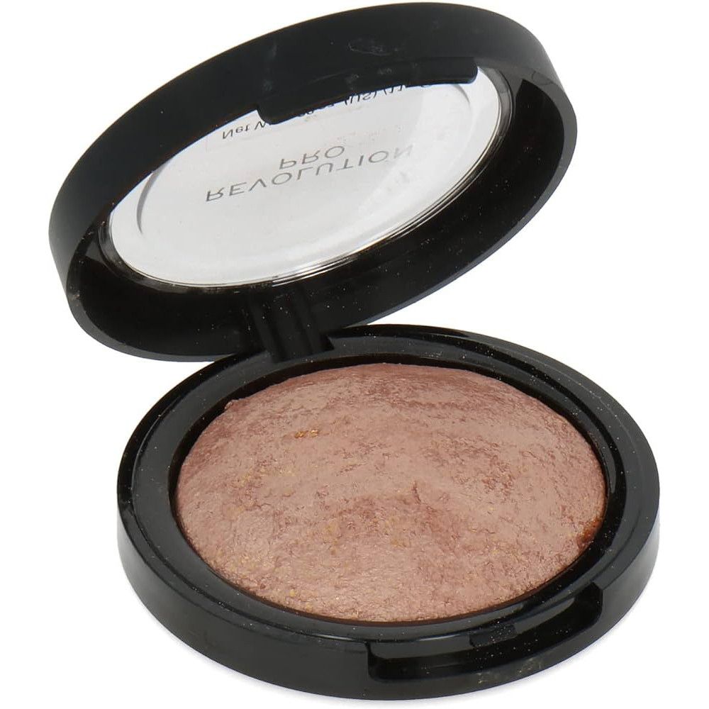 Poudre rose dans un boîtier noir ouvert. Inscription: REVOLUTION PRO. Couvercle transparent.