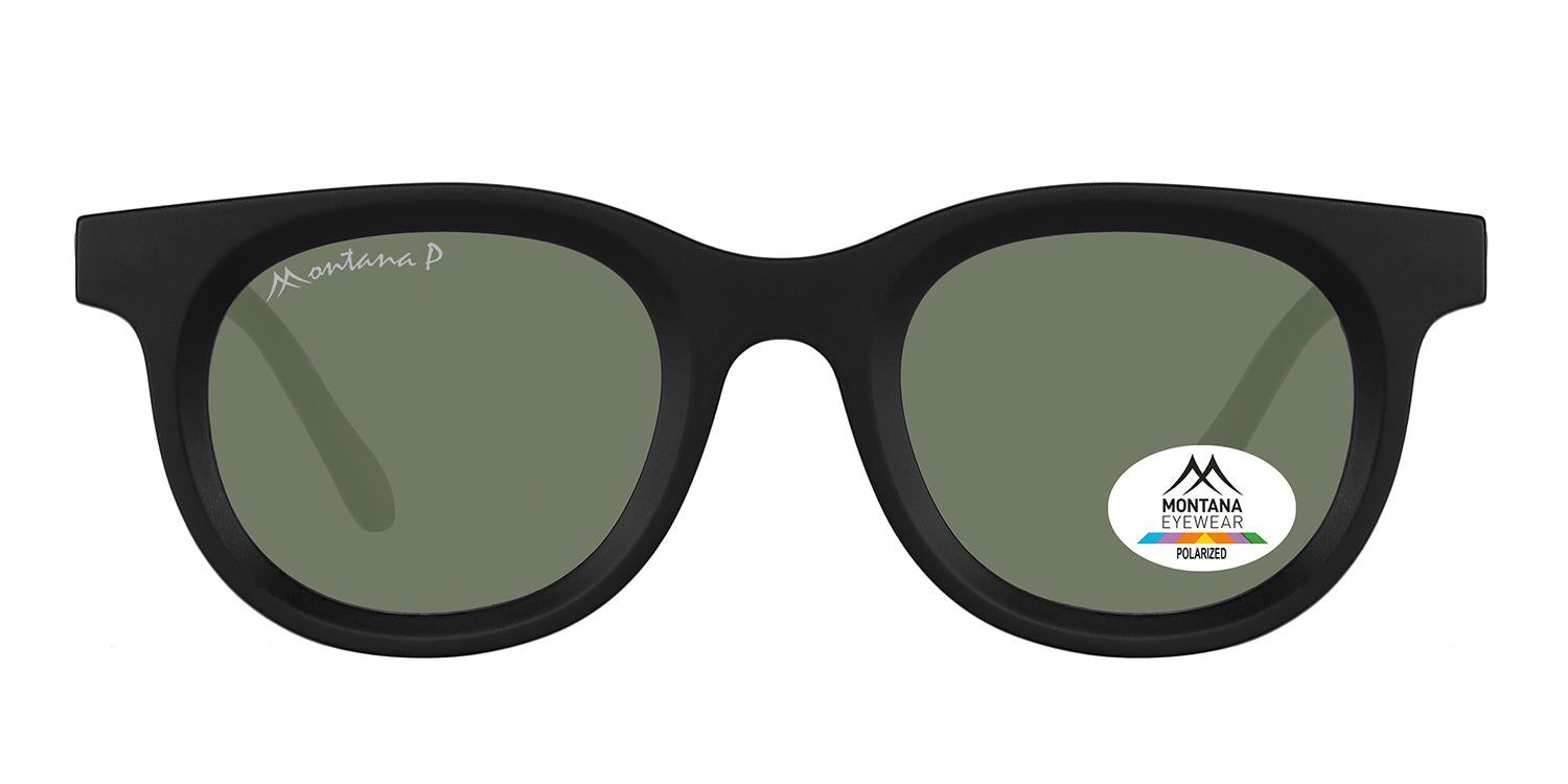 Lunettes de soleil noires avec verres verts. Logo Montana Eyewear sur la lentille gauche et autocollant sur la droite. Forme ronde.