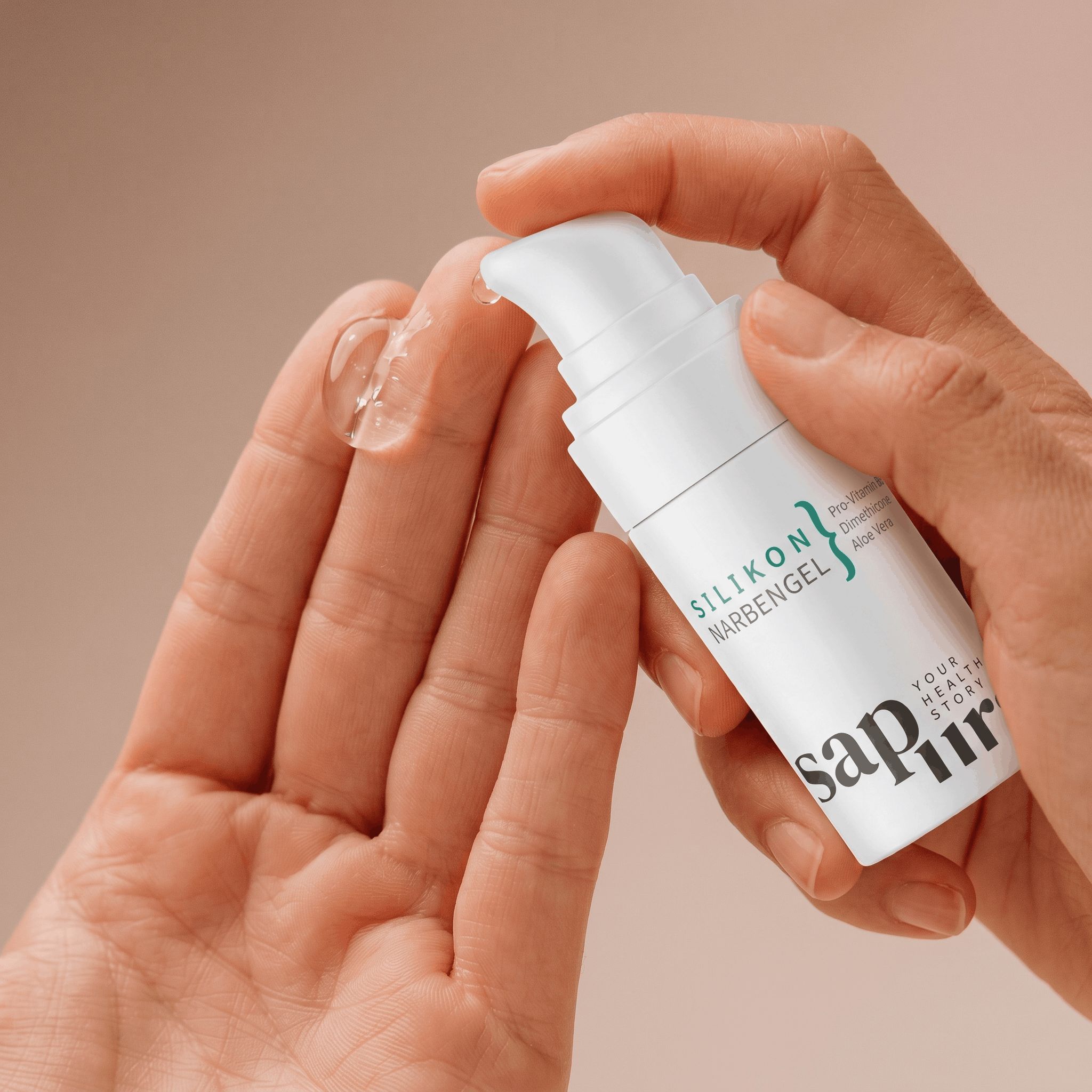 Mains avec gel de silicone pour cicatrices, Pro-Vitamine B5 et Aloe Vera.