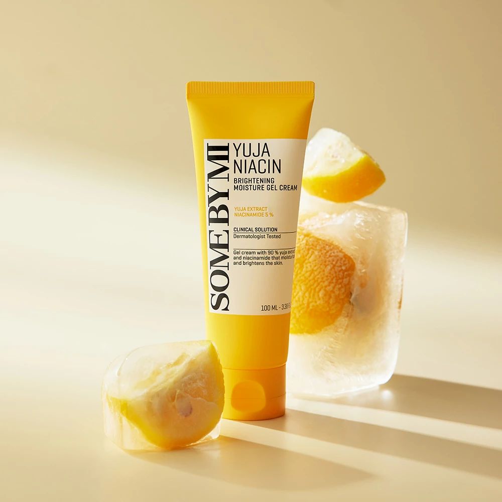 Tube de crème gel à côté d'un bloc de glace et tranches de citron. Texte: SOME BY MI, YUJA NIACIN, 100 ml.