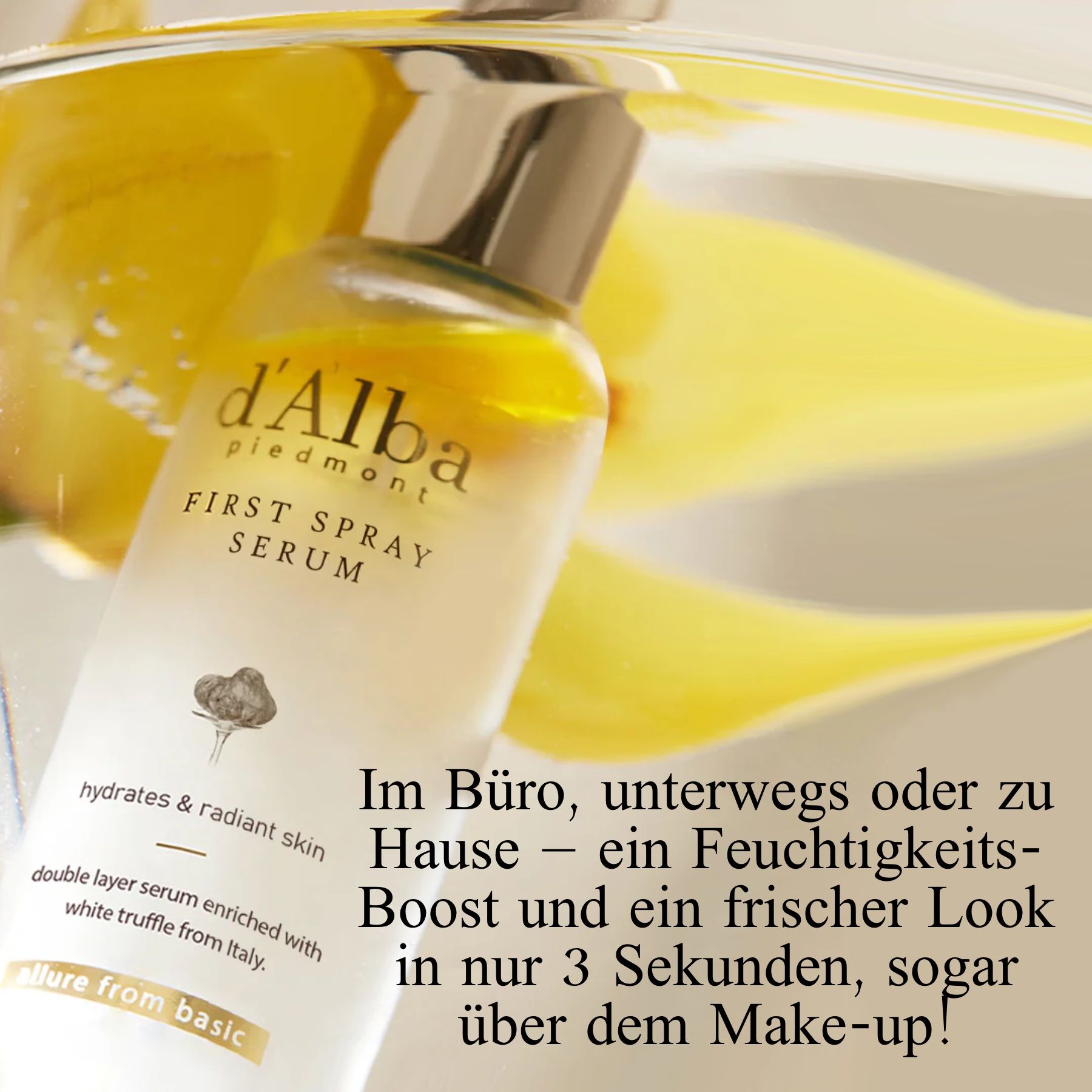 Close-up van een sprayfles met gouden dop. Tekst: "d'Alba piedmont FIRST SPRAY SERUM". Gele bloemblaadjes op de achtergrond.